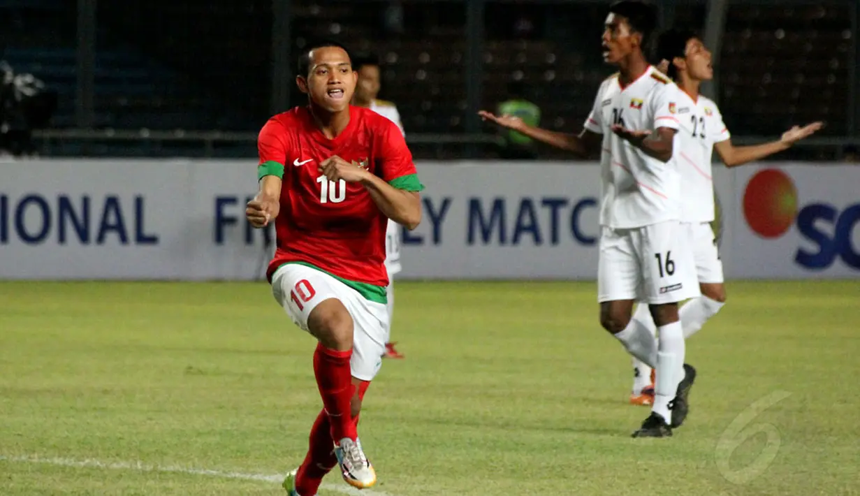 Gaya selebrasi Muchlis Hadi Ning Syaifulloh usai menjebol gawang Myanmar U-19 di Stadion GBK Jakarta, (5/5/2014). (Liputan6.com/Helmi Fithriansyah)
