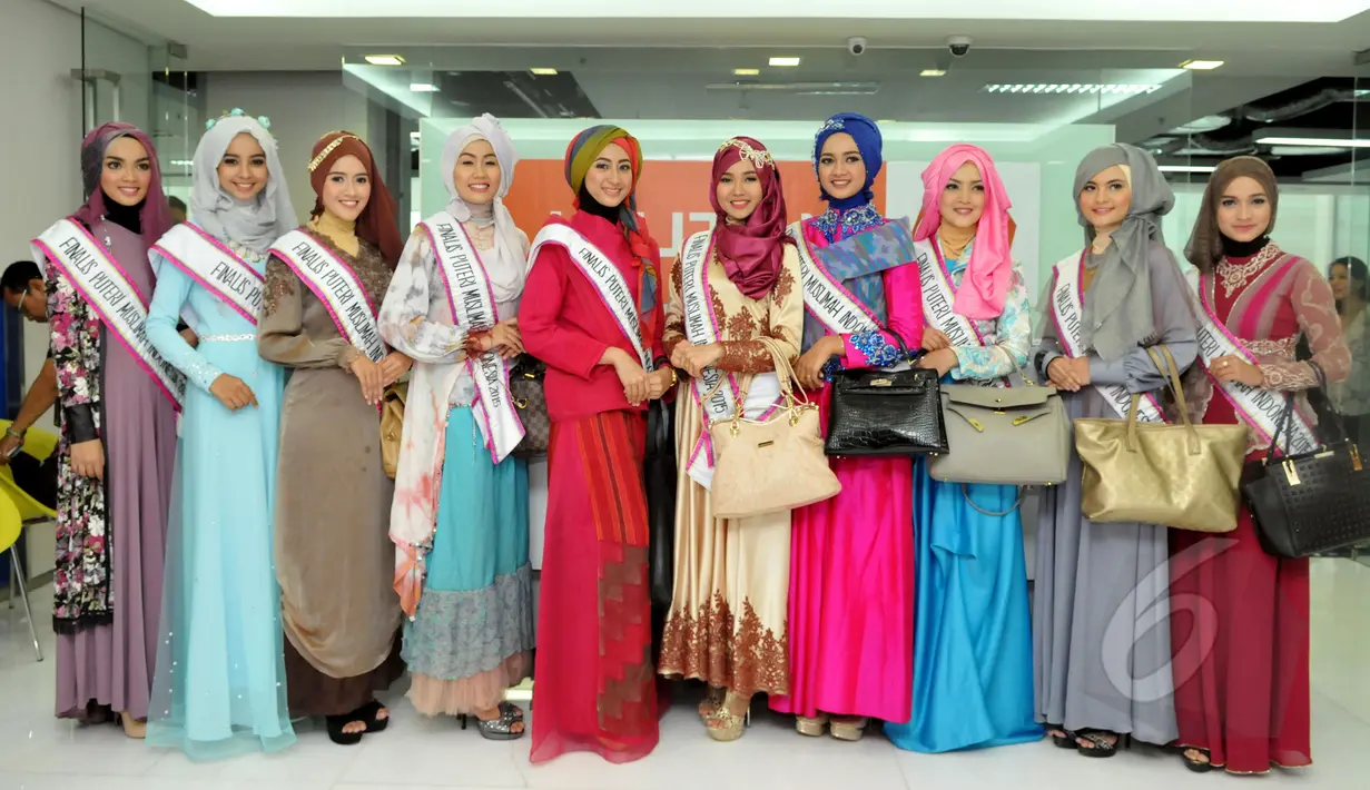 Para finalis Puteri Muslimah Indonesia berfoto bersama di kantor redaksi Liputan6.com, SCTV Tower, Senayan, Jakarta, Kamis (7/5/2015). Kunjungan tersebut dalam rangkaian menuju Malam Puncak Puteri Muslimah Indonesia. (Liputan6.com/Panji Diksana)