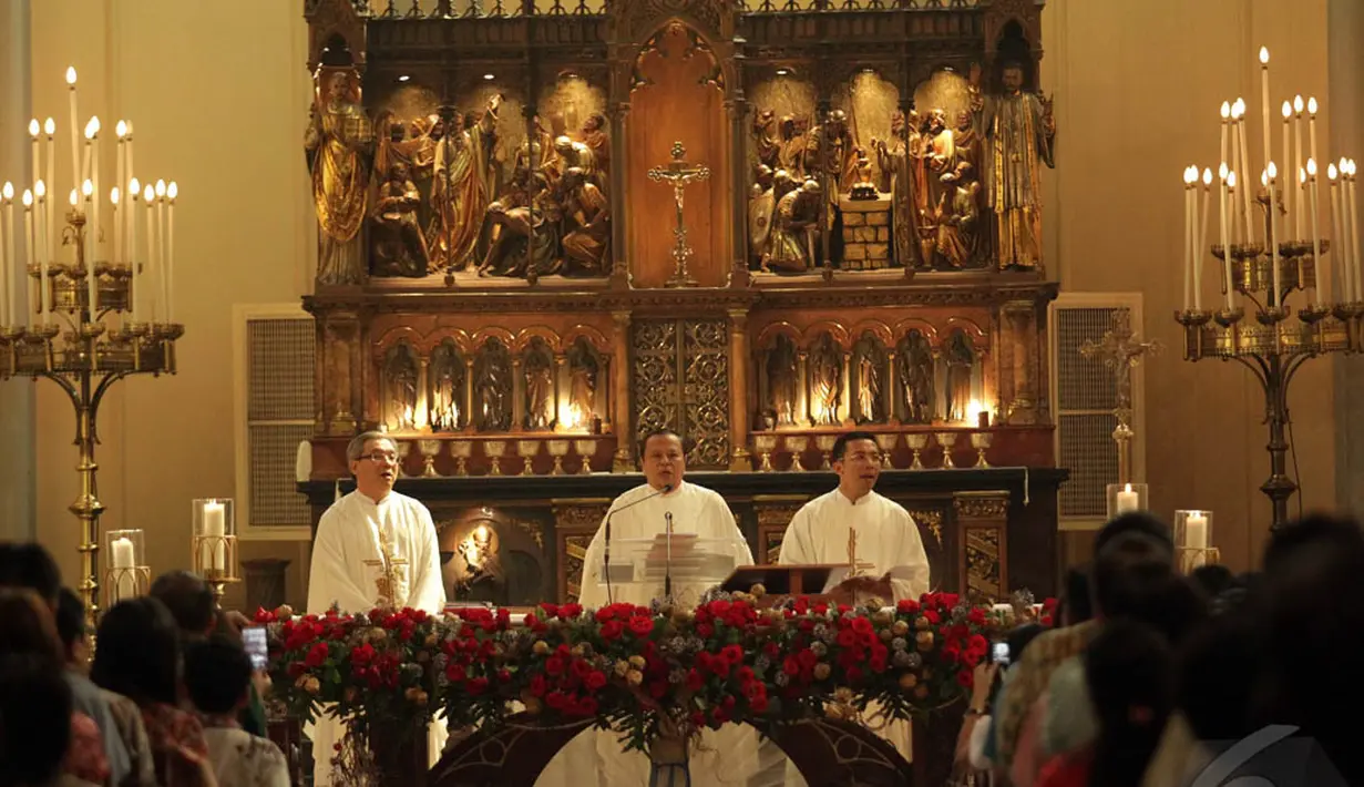 Pastor saat menyampaikan pesan perdamaian pada Misa Natal di Gereja Katedral, Jakarta, Kamis (25/12/2014). (Liputan6.com/Faizal Fanani)
