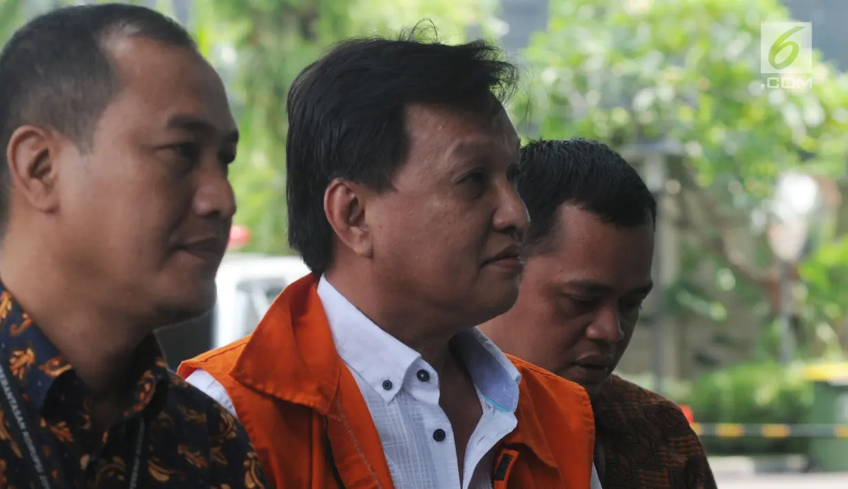 Ekspresi pengusaha Berrnard Hanafi saat akan menjalani pemeriksaan di Gedung KPK, Jakarta, Jumat (17/5/2019). Berrnard Hanafi adalah penyuap Bupati Kepulauan Talaud Sri Wahyumi Maria Manalip terkait dugaan suap proyek pembangan pasar di Kabupaten Kepulauan Talaud. (merdeka.com/Dwi Narwoko)