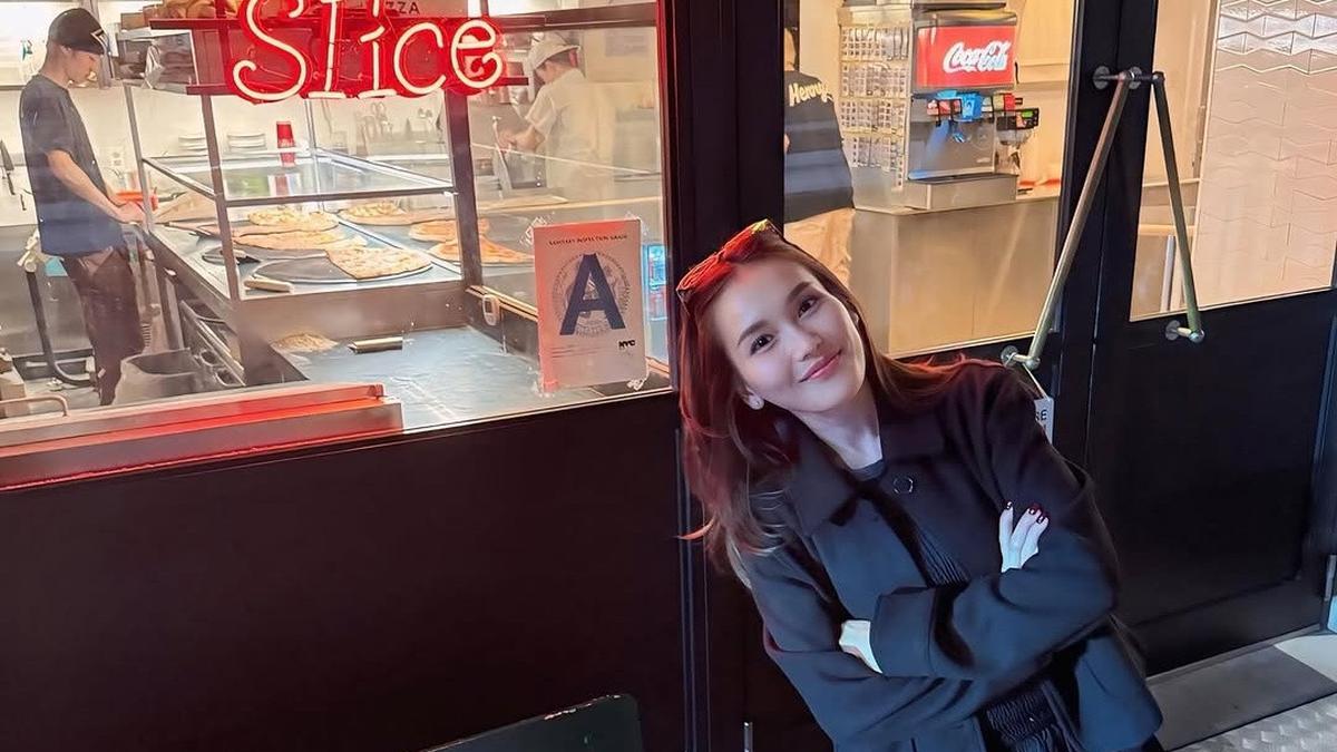 Potret OOTD All Black Ayu Ting Ting Liburan di Jepang, Bak ABG Belasan Tahun