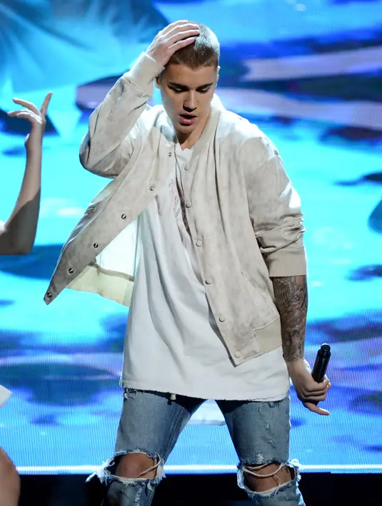 "Justin hanya bernyanyi lip sync. Dia hanya melompat kesana kemari tanpa arah yang jelas. Dia terlihat lemas dan tiap-tiap bait lagu saja salah dinyanyikannya," ujar salah satu penonton konser. (AFP/Bintang.com)