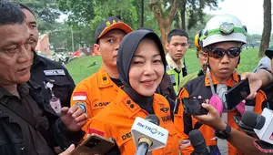 Kepala Basarnas Jakarta, Desiana Kartika Bahari di lokasi pesawat jatuh BSD, Tangerang Selatan. (Liputan6.com/Pramita Tristiawati).