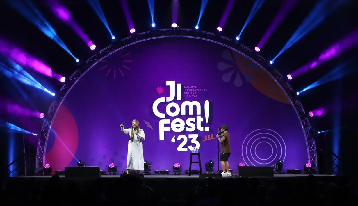 Duo MLI, Coki Pardede dan Tretan Muslim menjadi penutup di acara Jicomfest 2023 hati pertama. Mereka naik panggung sekitar pukul 23.00 WIB.