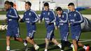 Gelandang Argentina, Lionel Messi, berlari ringan saat latihan di Valdebebas, Madrid, Senin (18/3). Latihan ini merupakan persiapan jelang laga persahabatan melawan Venezuela. (AFP/Gabriel Bouys)