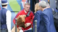 Wayne Rooney tampak membawa maskot Three Lions saat turun dari bus (Mirror.co.uk)