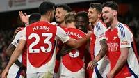 Gelandang Arsenal asal Inggris #07, Bukayo Saka (3R), dikerumuni oleh rekan satu timnya setelah mencetak gol kedua bagi timnya selama pertandingan Liga Primer Inggris antara Arsenal dan Fulham di Stadion Emirates di London, Rabu dini hari WIB (2-4-2025). (Glyn KIRK/AFP)
