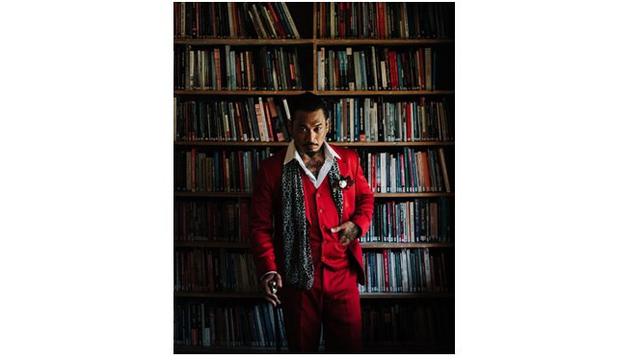 Jerinx terlihat menawan saatn mengenakan setelan jas berwarna merah terang, dan kemeja putih dipadukan dengan scarf motif leopard.