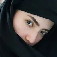 Sejak meninggalnya istri kedua penyanyi religi Opick, rame menjadi perbicangan ada istri ketiga. Perempuan bercadar yang di belakang Opick saat pemakaman Wulan Mayangsari diduga istri ketiganya. (Instagram/yuliast_mochamad)