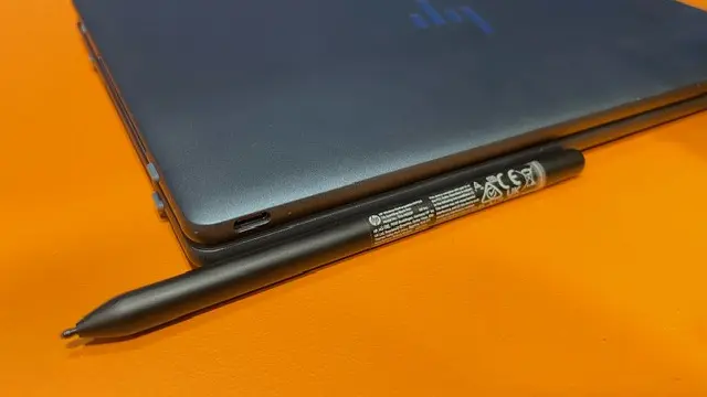 Menggenggam HP Spectre Fold di SXSW Sydney 2023. Liputan6.com/Agustin Setyo Wardani