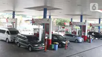Sejumlah kendaraan melakukan pengisian Bahan Bakar Minyak (BBM) di SPBU kawasan Jakarta, Selasa (26/11/2019). PT Pertamina (Persero) mulai menyediakan solar dengan kandungan 30 persen Fatty Acid Methyl Ester (FAME) yang berbahan baku minyak sawit. (Liputan6.com/Angga Yuniar)
