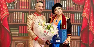 Penyanyi dangdut Eva Belisima baru saja membagikan kabar bahagia. Mantan istri komedian Kiwil itu baru saja menyelesaikan studi S2. Rabu (21/6/2023), Eva didampingi suami Karan Romana, menghadiri acara wisuda S2 yang digelar di ICE BSD, Tangerang. [Instagram/evabelisima_]