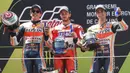 Pebalap Ducati, Andrea Dovizioso, besama pebalap Repsol Honda, Marc Marquez dan Dani Pedrosa, merayakan podium di MotoGP Catalunya, Spanyol, Minggu (11/6/2017). Dovizioso juara dengan waktu 44 menit 41,518 detik. (AFP/Josep Lago)
