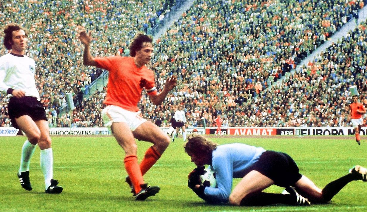 Johan Cruyff dan Franz Beckenbauer adalah dua pesepak bola fenomenal sepanjang masa. Kedua pemain ini terlibat rivalitas sengit dalam urusan perburuan prestasi baik di level klub maupun Timnas. Mereka juga sama-sama peraih Ballon d'Or era 70-an. (AFP/Staff)
