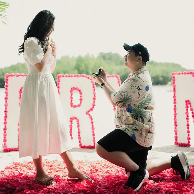7 Potret YouTuber Nex Carlos Lamar Kekasihnya di Pinggir Pantai Ini Romantis