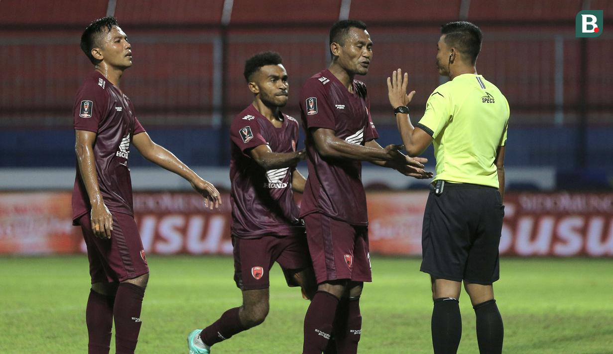Para pemain PSM Makassar memprotes keputusan asisten wasit tambahan 1, Wawan Rapiko setelah memutuskan pelanggaran yang berakibat penalti untuk Persikabo 1973 dalam lanjutan pertandingan babak penyisihan Grup D Piala Presiden 2022 antara PSM Makassar menghadapi Persikabo 1973 di Stadion Kanjuruhan, Malang, Jawa Timur, Rabu (15/6/2022). (Bola.com/Arief Bagus)