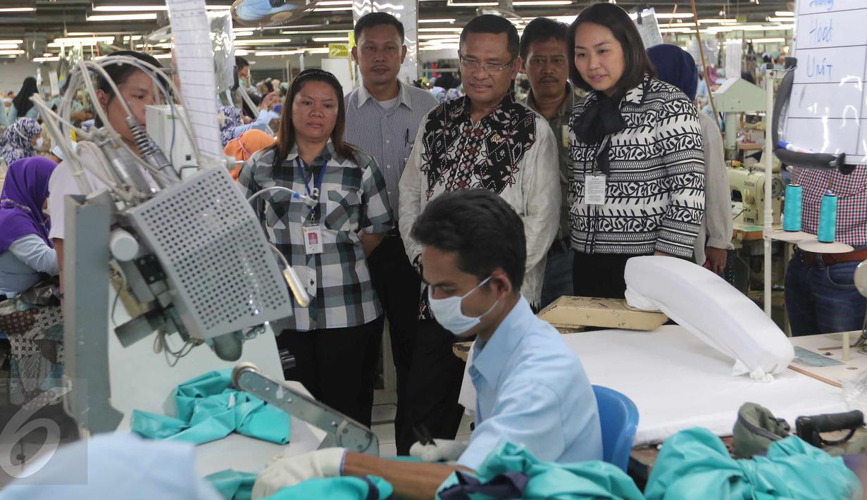Menteri Perindustrian Saleh Husin berkunjung ke pabrik PT Pan Brother di Tangerang, Banten,  Selasa (13/10/2015). Menurut Menperin, penanaman modal dan pengembangan industri akan terus melaju sesuai paket kebijakan ekonomi. (Liputan6.com/Angga Yuniar)