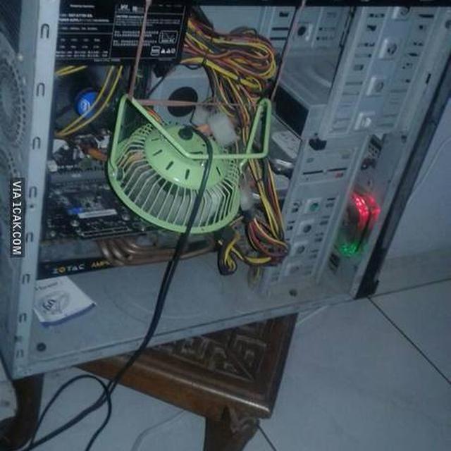 6 Potret Kipas Angin di Tempat Tak Biasa Ini Bikin Geleng Kepala