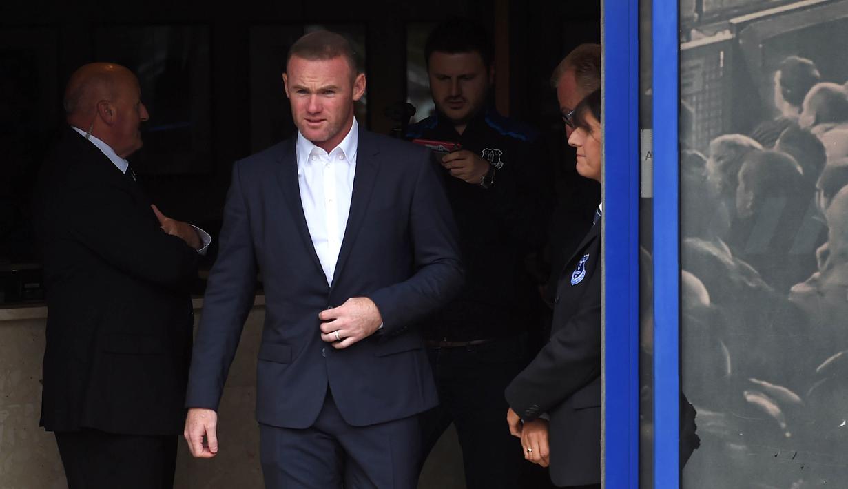 Pemain baru Everton, Wayne Rooney, tiba untuk mengikuti sesi perkenalan dan jumpa pers di Goodison Park, Liverpool, Senin (10/7/2017). (AFP/Paul Ellis)