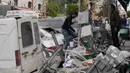 Sementara, tiga prajurit TNI lainnya terluka dalam insiden yang sama. Tampak dalam foto, warga memeriksa lokasi serangan udara Israel yang menghantam sebuah apartemen di Dahiyeh, pinggiran selatan Beirut, Lebanon, Senin, 30 Maret 2026. (AP Photo/Hassan Ammar)