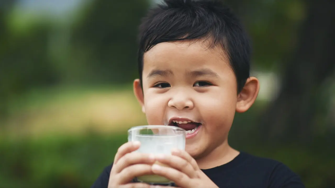 Susu sering dianggap sebagai salah satu sumber nutrisi penting untuk anak-anak.