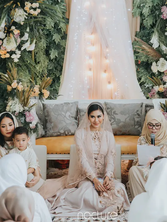 Meski rumah tangganya kerap diterpa isu miring dengan adanya orang ketiga, namun sampai sekarang ini Gigi dan Raffi masih terus bersama. Bahkan, Gigi mendampingi Nanas menuju hari bahagianya itu. (Instagram)