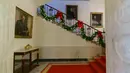 Dekorasi Natal menghiasi tangga utama atau Grand Staircase di Gedung Putih, Washington DC, Senin (26/11). Gedung Putih telah resmi didekorasi untuk menyambut Natal 2018 dengan mengangkat tema 'American Treasures'. (AP/Carolyn Kaster)