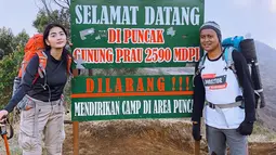 Kecintaannya terhadap petualangan dan ketinggian, membuat aktris hits FTV ini juga mendaki gunung prau. Gunung setinggu 2590 mdpl tersebut sukses didaki sampai puncak oleh Debby Sagita.(Liputan6.com/IG/@debisagita)