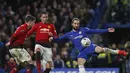 Gonzalo Higuain melepaskan tendangan pada babak kelima FA Cup yang berlangsung di stadion Stamford Bridge, London, Selasa (19/2). Man United menang 2-0 atas Chelsea. (AFP/Adrian Dennis)