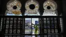 Polisi menyemprotkan cairan disinfektan di Masjid Agung Baiturrahman, Banda Aceh, Indonesia, 20 Maret 2020. Hingga 21 Maret 2020 siang, jumlah pasien positif virus corona COVID-19 di Indonesia telah mencapai 450 orang, 38 meninggal. (Photo by CHAIDEER MAHYUDDIN/AFP)