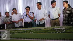 Presiden Joko Widodo didampingi Menhub Ignasius Jonan meninjau maket Bandara Internasional Kertajati di Majalengka, Jawa Barat, Kamis (14/1). Bandara ini memiliki desain panjang runway 3.000 meter dan lebar 60 meter. (Liputan6.com/Faizal Fanani)