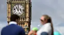 Para pekerja yang terdiri dari empat orang ini diwajibkan untuk memakai sistem pengaman diri dengan sempurna dan juga mengenakan penutup telinga, Inggris, Senin (19/8/14). (AFP PHOTO/Ben Stansall)