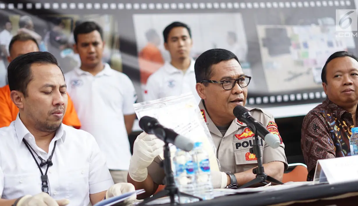 Kabid Humas Polda Metro Jaya Kombes Pol Argo Yuwono memberikan keterangan dalam jumpa pers di Jakarta, Selasa (13/8/2019). Subdit I Kamneg Ditreskrimum PMJ menangkap pria berinisial HM, pelaku penipuan yang mengaku bisa meloloskan calon Pegawai Negeri Sipil (PNS). (Liputan6.com/Immanuel Antonius)