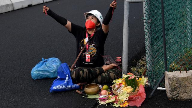 Foto: Cuma ada di Indonesia, Ini Dia Aksi Pawang Hujan saat MotoGP Mandalika 2022
