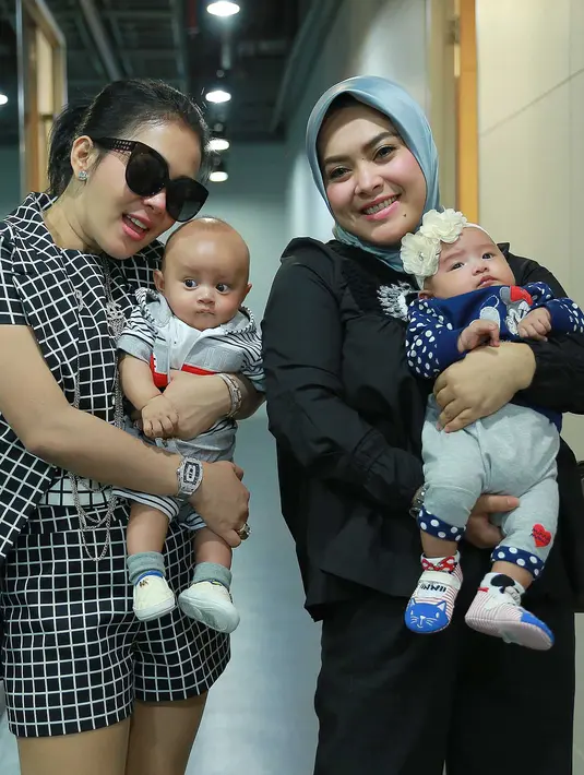 Memang sejak sang adik, Aisyahrani melahirkan sepasang anak kembar di awal Agustus 2015, kebahagiaan Syahrini semakin bertambah. Sebagai seorang tante ia sudah seperti ibu kedua bagi kedua bayi menggemaskan itu. (Galih W. Satria/Bintang.com)