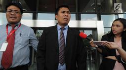 Ketua DPRD Kota Malang Abdul Hakim saat ditanya awak media usai diperiksa di KPK, Jakarta, Jumat (6/4). Abdul Hakim diperiksa terkait kasus dugaan suap pembahasan APBD-P Pemerintah Kota Malang Tahun Anggaran (TA) 2015. (Merdeka.com/Dwi Narwoko)