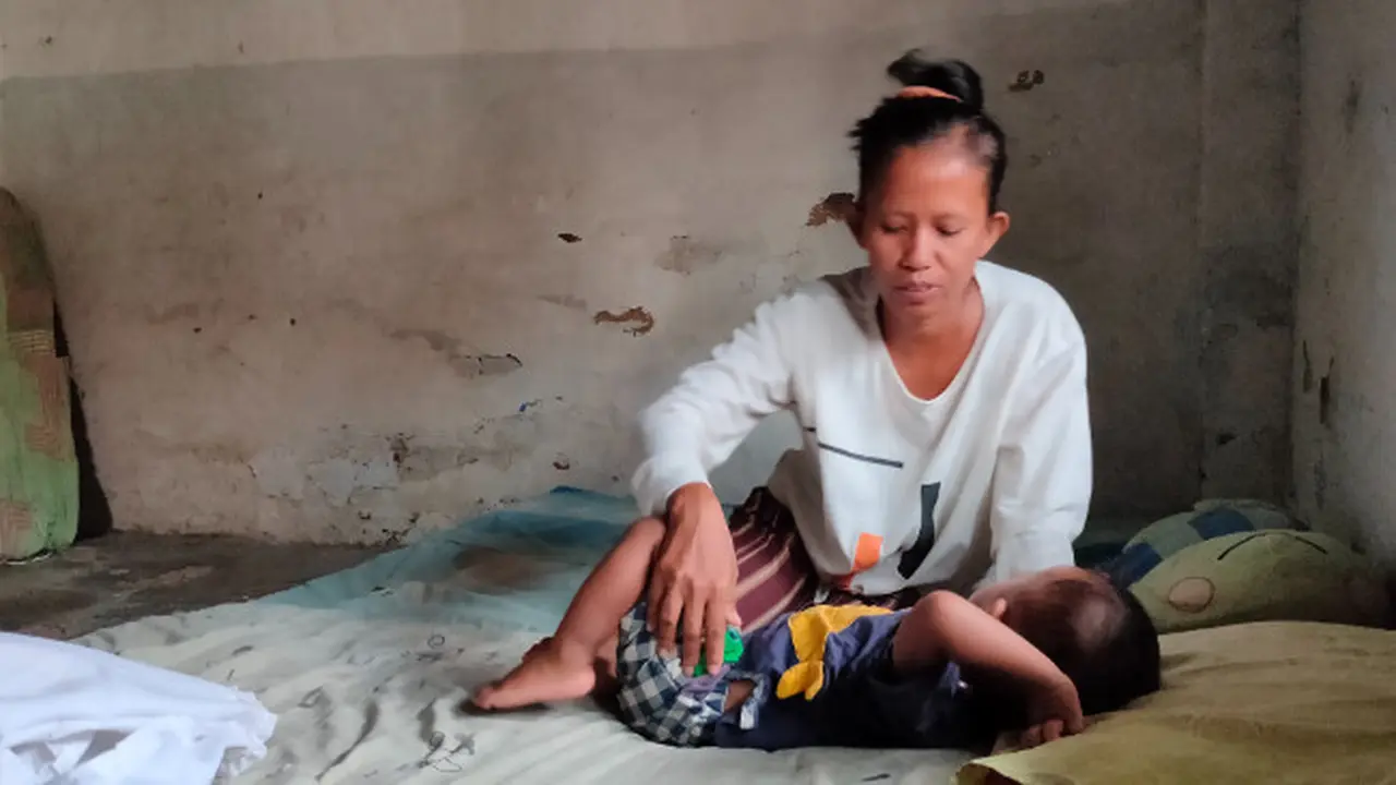 Pilu Ibu Dua Anak Tak Punya Tempat Tinggal, Bangun Rumah Darurat di Bantaran Sungai Cirebon