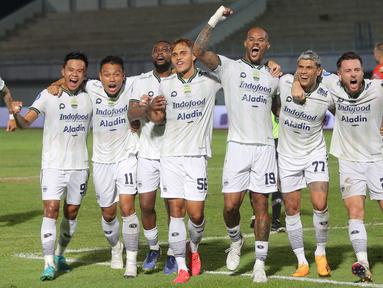 Persib Bandung menghancurkan tuan rumah Dewa United dengan skor telak 5-1 pada laga pekan ke-20 BRI Liga 1 2023/2024 di Stadion Indomilk Arena, Tangerang, Minggu (26/11/2023) malam WIB. Seluruh lima gol Maung Bandung dicetak oleh dua pemain asal Brasil, Ciro Alves yang mencetak hattrick ditambah brace dari David Da Silva. Sementara satu-satunya gol tuan rumah dicetak oleh Risto Mitrevski. Dengan tambahan tiga poin, Persib sukses naik ke posisi runner-up klasemen sementara dengan koleksi 38 poin, sementara Dewa United menghuni posisi ke-11 dengan 25 poin. (Bola.com/M Iqbal Ichsan)