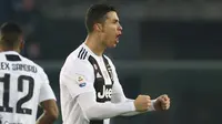 Striker Juventus, Cristiano Ronaldo, melakukan selebrasi usai membobol gawang Atalanta pada laga Serie A di Stadion Atleti Azzurri, Rabu (26/12). Kedua tim bermain imbang 2-2. (AP/Paolo Magni)