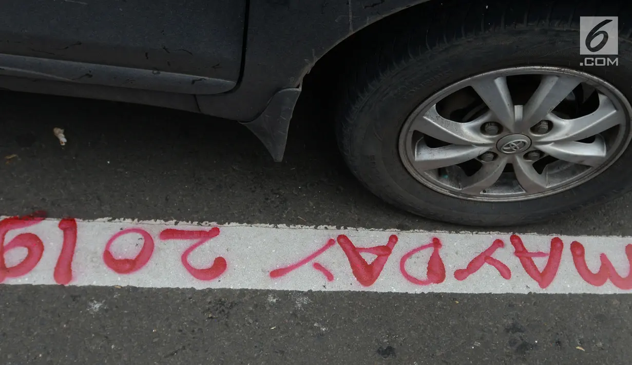 Coret-coretan (vandalisme) mewarnai Hari Buruh Internasional atau May Day di kawasan Bundaran HI, Jakarta, Rabu (1/5/2019). Belum diketahui siapa yang melakukan aksi corat coret di fasilitas publik tersebut. (merdeka.com/Imam Buhori)