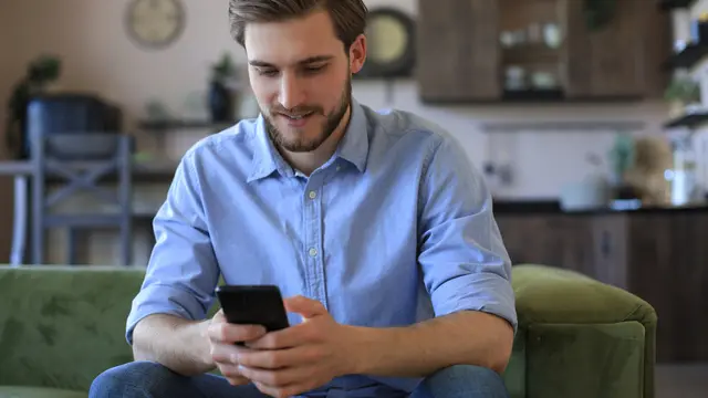 Chat dengan orang yang menarik perhatian kamu