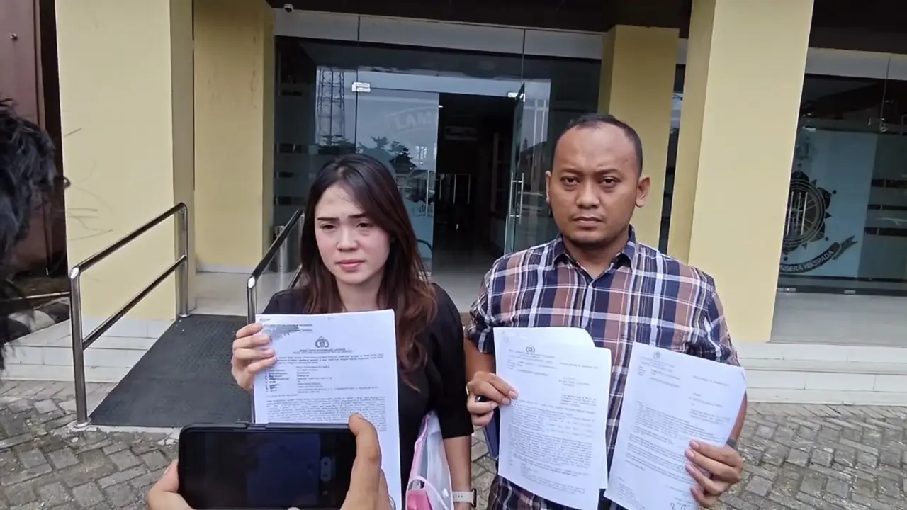 Korban, Riris Stanolika Sitompul usai membuat laporan penipuan yang dilakukan IR ke Mapolda Lampung. Foto  : (Liputan6.com/Ardi).