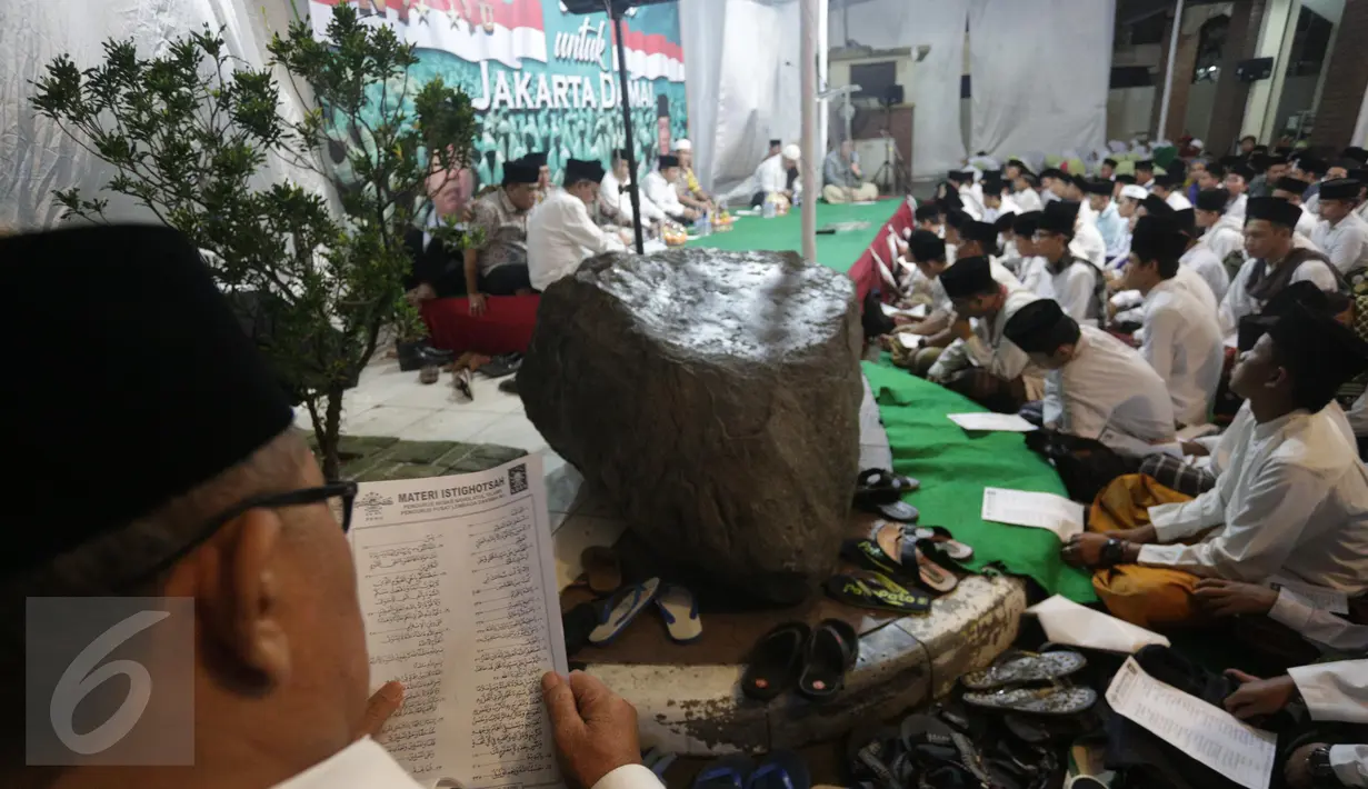 Suasana Istighotsah untuk Jakarta Damai di PBNU, Jakarta, Jumat (7/4). Istighotsah digelar untuk mendoakan Jakarta Damai jelang Pilkada DKI Jakarta Putaran Kedua. (Liputan6.com/Faizal Fanani)