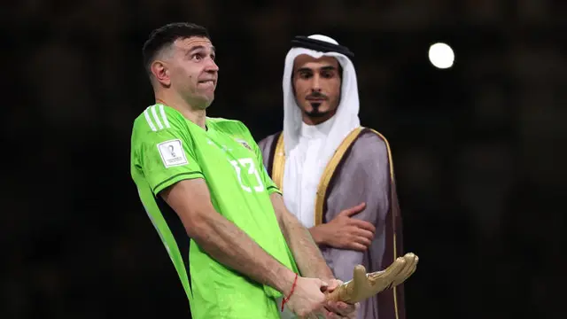 Emiliano Martinez dengan Pose tidak senonohnya