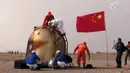 Tangkapan layar menunjukkan kapsul pesawat ruang angkasa Shenzhou-13 yang membawa tiga astronot China setelah kembali ke bumi di Mongolia Dalam, China, 16 April 2022. (CCTV/AFP)