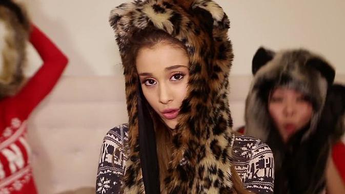 Ariana Grande Tampil Imut Dalam Video Natal Santa Tell Me Showbiz Liputan6 Com