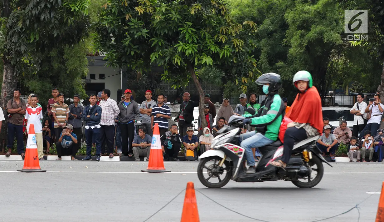 Warga berkumpul jelang pemakaman istri presiden ke-6 RI Susilo Bambang Yudhoyono, Ani Yudhoyono di TMP Kalibata, Jakarta, Minggu (2/6/2019). Pemakaman Ani Yudhoyono  akan dilakukan pada pukul 15.00 WIB. (Liputan6.com/JohanTallo)