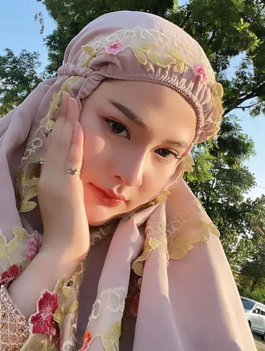 Pada 2015 lalu, ia pernah mengikuti pemilihan Kakang Mbakyu Madiun mewakili SMA-nya dan meraih juara dua dalam kompetisi tersebut. Tidak kalah memesona, penampilan Bella saat mengenakan hijab maupun mukena pun menuai pujian. Kini, hubungannya dengan Denny Caknan diketahui akan berlanjut ke jenjang serius. (Liputan6.com/IG/@bellabonita_r.a)