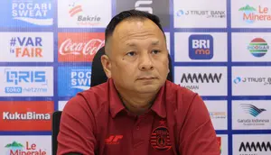 Pelatih Persija Jakarta, Ricky Nelson, saat hadir sesi pre match press conference laga Persija Jakarta melawan Bali United di Jakarta International Stadium pada Jumat (09/05/2025). (Bola.com/Abdul Aziz)
