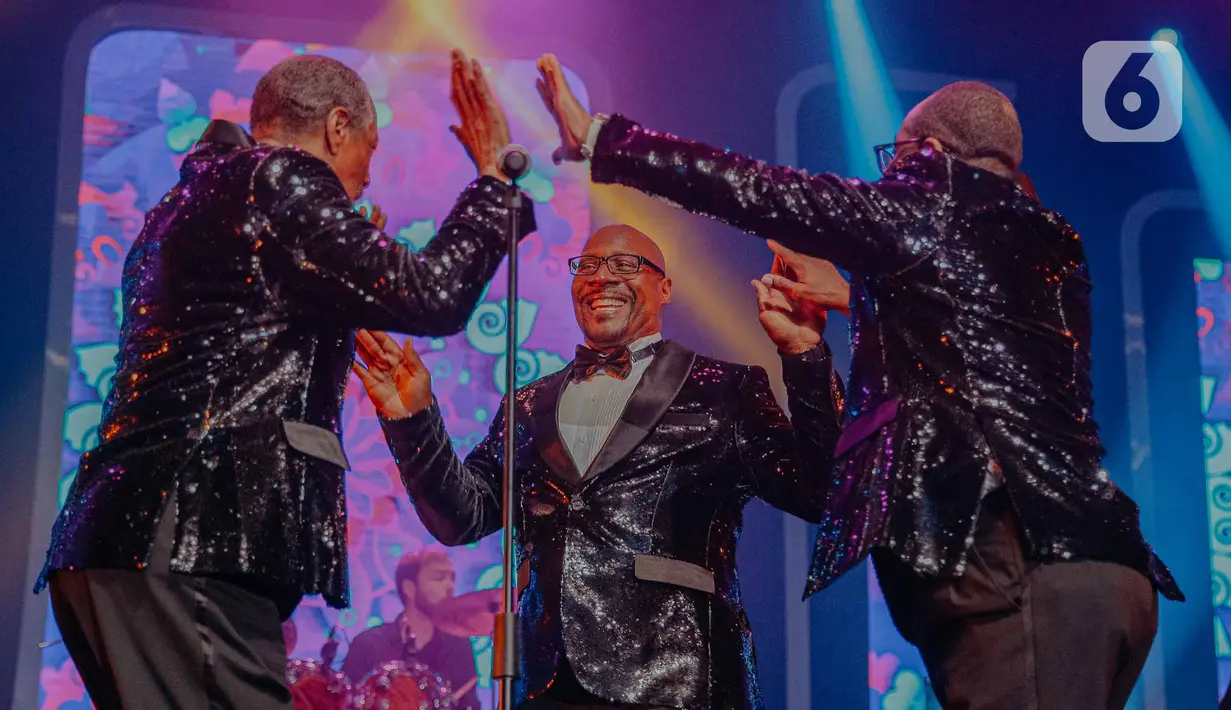 Grup vokal The Temptations Revue ft. Glenn Leonard menyemarakkan panggung BNI Java Jazz Festival 2022 pada hari terakhir gelaran di Jakarta International Expo, Kemayoran, Jakarta Pusat, Minggu (29/5/2022). The Temptations Revue ft. Glenn Leonard tampil dengan lagu-lagu legendaris mereka beserta koreografi dan gaya khasnya. (Liputan6.com/Faizal Fanani)